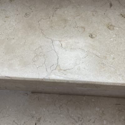 סדק ושבר בלוח שיש טבעי הדורש תיקון