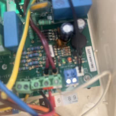 מעגל חשמלי עם חוטים ורכיבים אלקטרוניים