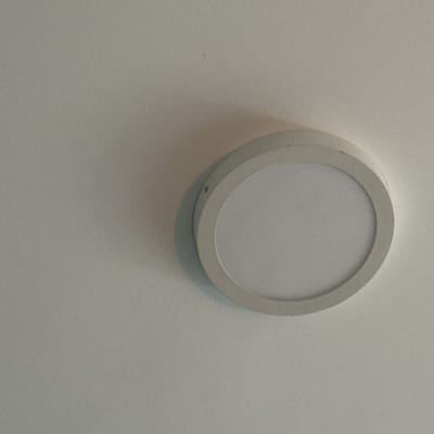 תאורה עגולה על תקרה לבנה