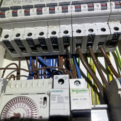 לוח חשמל עם מפסקים וחוטים צבעוניים