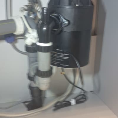 כיור עם מערכת צנרת, כלים על הרצפה