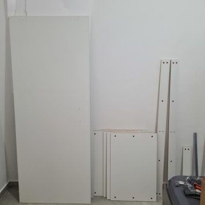 לוחות עץ לבנים עם חורים להרכבה