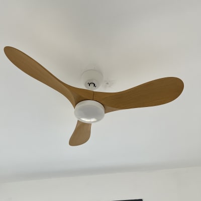 מאוורר תקרה עם שלוש כנפיים מעץ