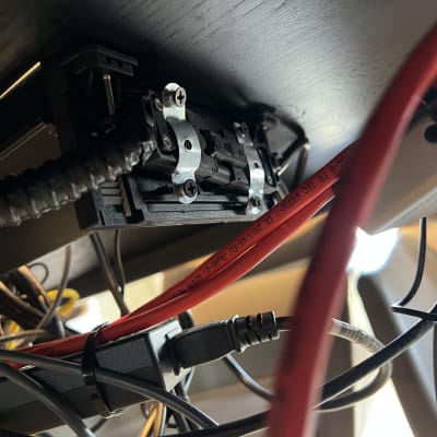 חוטים וכבלים מחוברים למכשיר חשמלי מתחת לשולחן