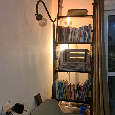 מדף ספרים עם מנורה, ספרים וארגז פלסטיק