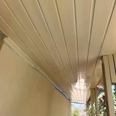 תקרה מעץ צבועה בלבן עם קורות תומכות