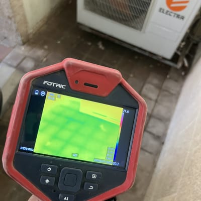 מד חום תרמי ליד יחידת מיזוג אוויר