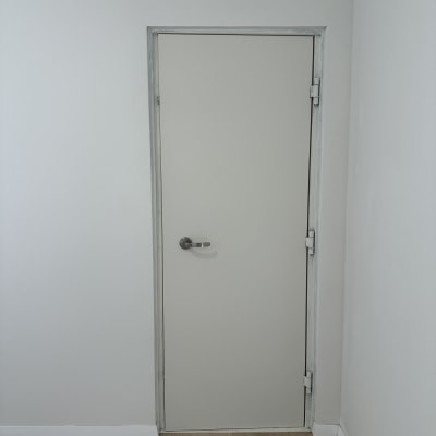 דלת עם ציפוי עץ במסגרת מתכת