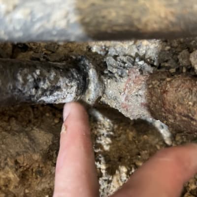 צינור מתכת עם סימני חלודה ועבודת תיקון