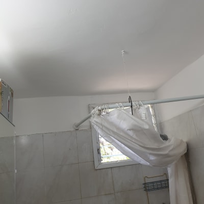 תקרה צבועה בלבן עם סימני תיקון