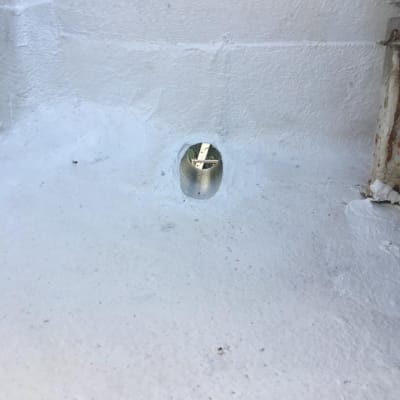 צינור מתכת קטן על גג לבן