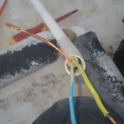 חוטי חשמל צבעוניים יוצאים מצינור לבן