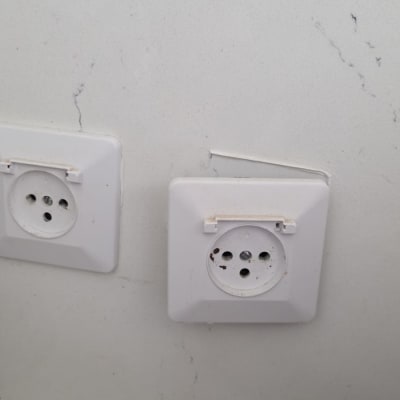 שני שקעים חשמליים על קיר לבן