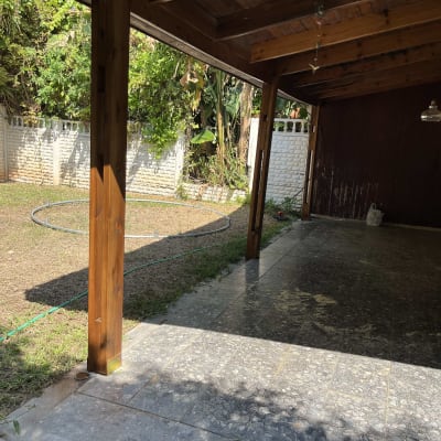 פרגולה מעץ עם עמודים, גינה ודשא