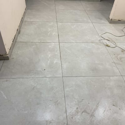 רצפת אריחים חדשה עם כבל חשמל על הרצפה