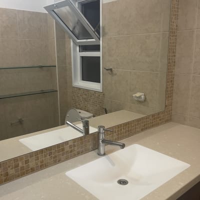 כיור נקי עם ברז בחדר אמבטיה