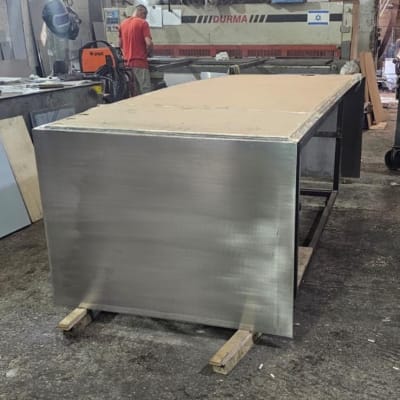 סדנה עם ציוד תעשייתי ואדם בעבודה