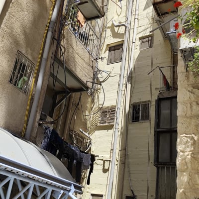 כביסה תלויה על חבל בין בניינים גבוהים