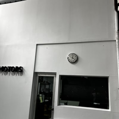 קיר גבס עם שעון ודלת זכוכית