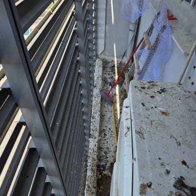 רשתות וכלים להסרת יונים על מרפסת