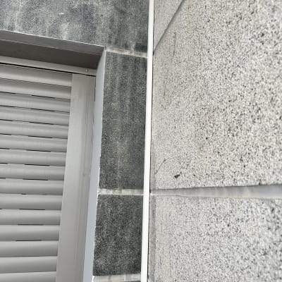 שני שקעים חשמליים מותקנים על קיר בטון אפור