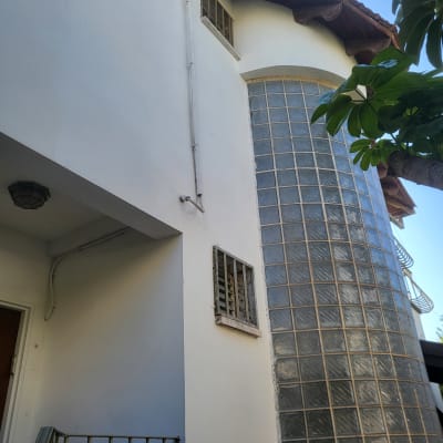 קיר לבן עם חלון זכוכית מרובע