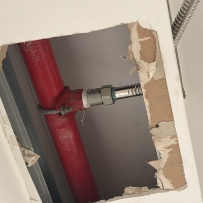 עבודות תשתית וחיבור צינור גמיש למערכת ספרינקלרים בתקרה
