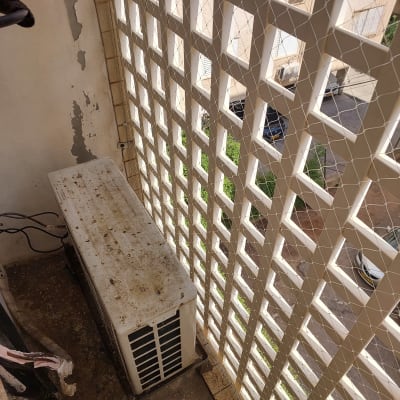 רשת למניעת כניסת יונים על מרפסת עם מזגן