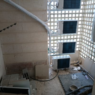 יחידות מיזוג אוויר מותקנות על קיר