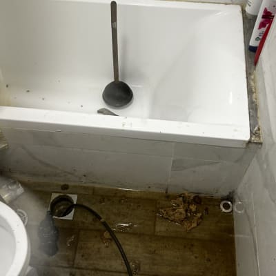 פומפה באמבטיה עם רצפה רטובה, עבודה בתחום האינסטלציה