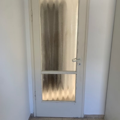 דלת עם זכוכית מטושטשת בחלקה העליון והתחתון