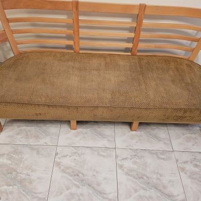 ספה חומה עם מסגרת עץ על רצפת אריחים