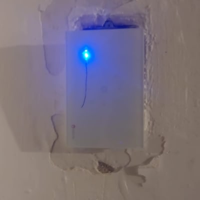 תמונה של קיר עם נורית כחולה דולקת