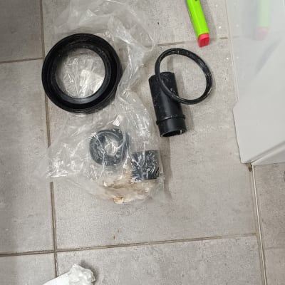 חלקי צנרת שחורים על רצפה אפורה