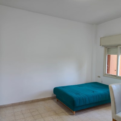 קיר לבן חלק ללא ציור או קישוטים