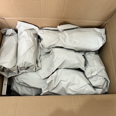 חבילות עטופות בנייר בתוך קרטון פתוח