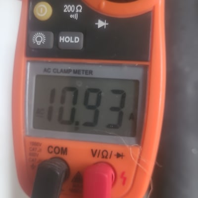 מד זרם עם תצוגה דיגיטלית מראה 10.93 אמפר