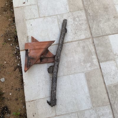 רעף גג אדום שבור על רצפה