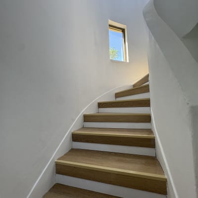 מדרגות עץ עם קיר צבוע בלבן