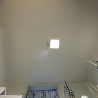 תקרה צבועה בלבן עם תאורה מרובעת