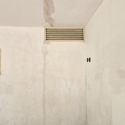 קיר עם סימני רטיבות ותקרה מתקלפת