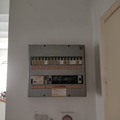 לוח חשמל עם מפסקים ומתגים על קיר לבן