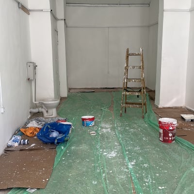 סולם, דליי צבע, יריעות פלסטיק על הרצפה