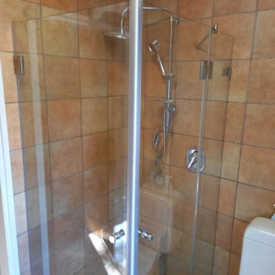 מקלחון זכוכית עם ראש מקלחת מתכת