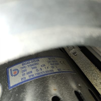 תווית על מנוע של מזגן עם פרטי דגם ומתח