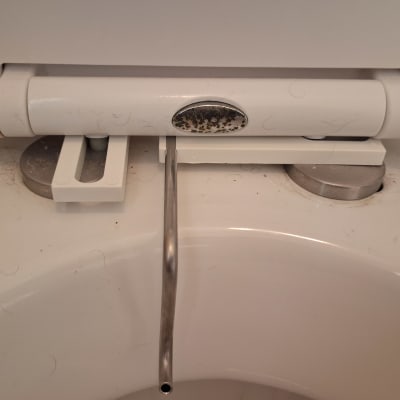 חיבור מושב אסלה עם צינור מתכת