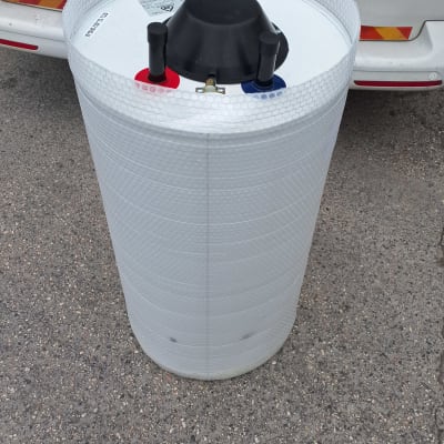 דוד מים עטוף בניילון עם חיבורים אדום וכחול