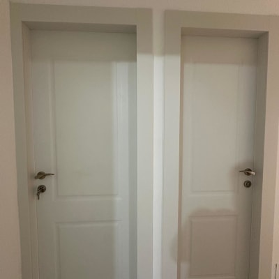 שתי דלתות לבנות עם ידיות מתכת
