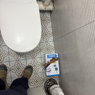 תמונה של שירותים עם כלי עבודה וצינור