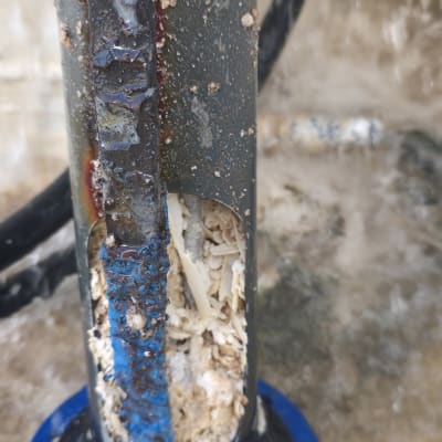 חלק מתכת עם חלודה ולכלוך, כנראה קשור לתחום השמש